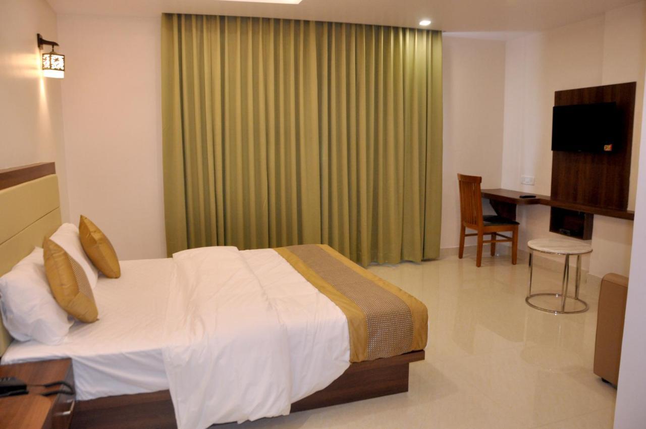 Hotel Ambika International Byndoor Bainduru ภายนอก รูปภาพ
