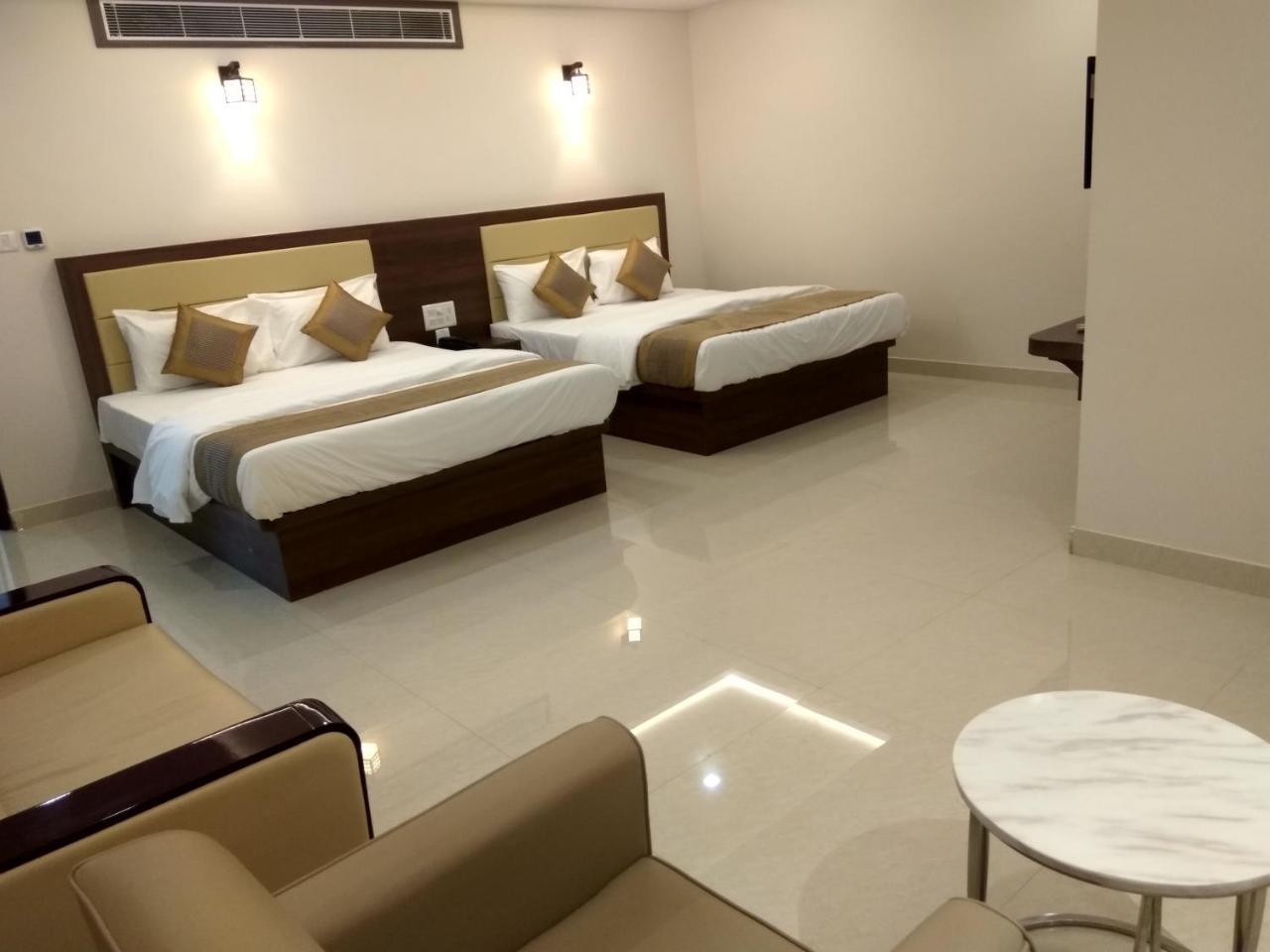 Hotel Ambika International Byndoor Bainduru ภายนอก รูปภาพ